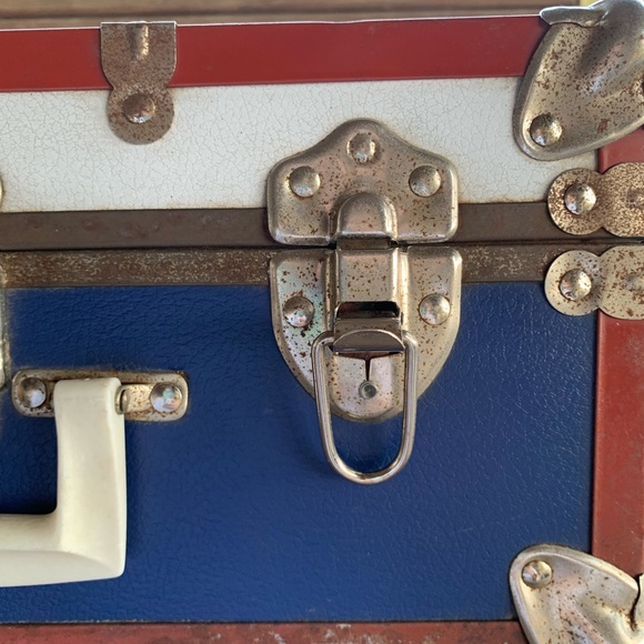 BEAUTIFUL ANTIQUE 1950’s RED WHITE and BLUE HARDSIDE CASE.  $120 OBO - Picture 12 of 15
